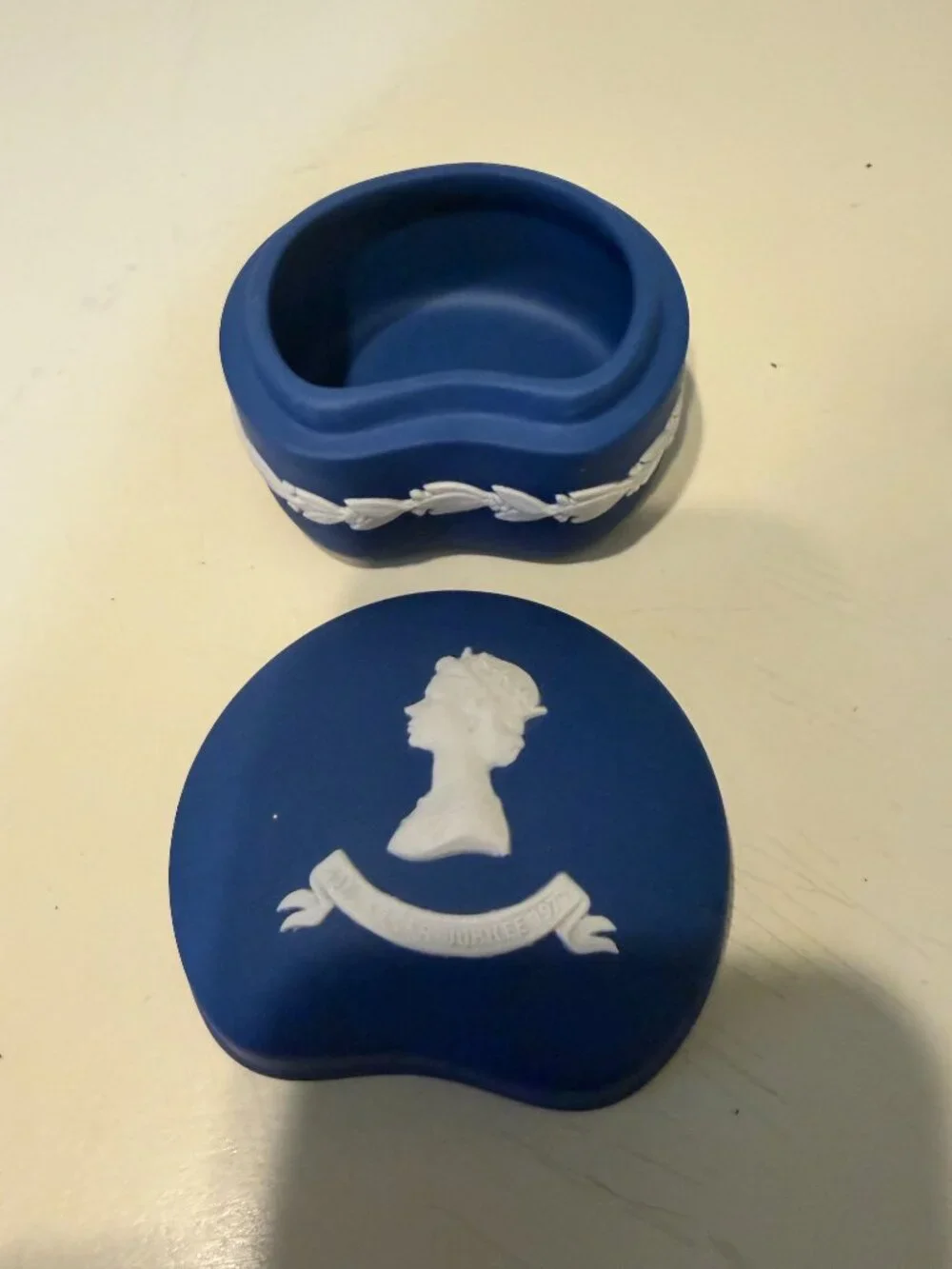1977 WEDGWOOD JASPERWARE QUEE ELIZABETH II SIVER JUBILEE TRINKET BOX Dark Blue